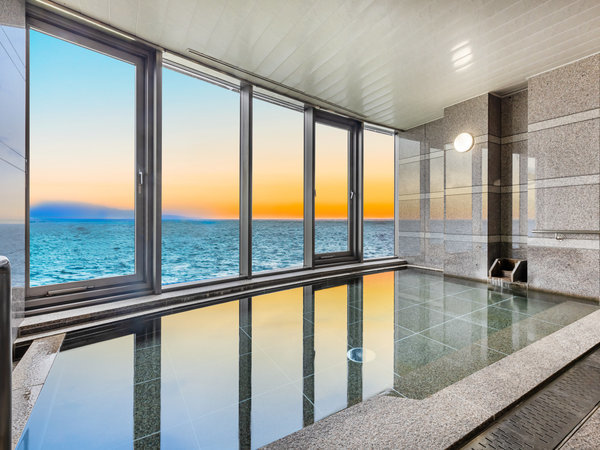 窓一面に広がる琵琶湖を眺めながら入れる展望風呂。時間帯によって移ろう湖の景色に包まれて。