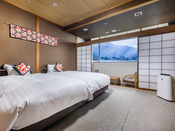 和室ハリウッドツイン。窓からは比良の山並みを望み、自然に抱かれた心安らぐ滞在を楽しめます。