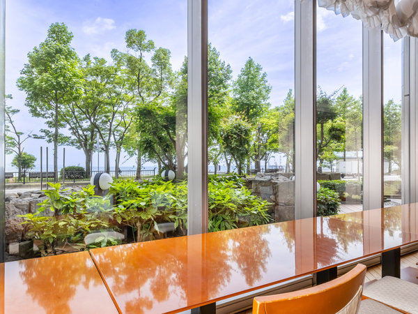 レストランのカウンター席からは、緑豊かな湖岸と琵琶湖の景色を一望。