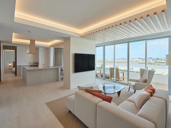 THE STORYLINE �X�C�[�g�i���r���O�E�_�C�j���O�j