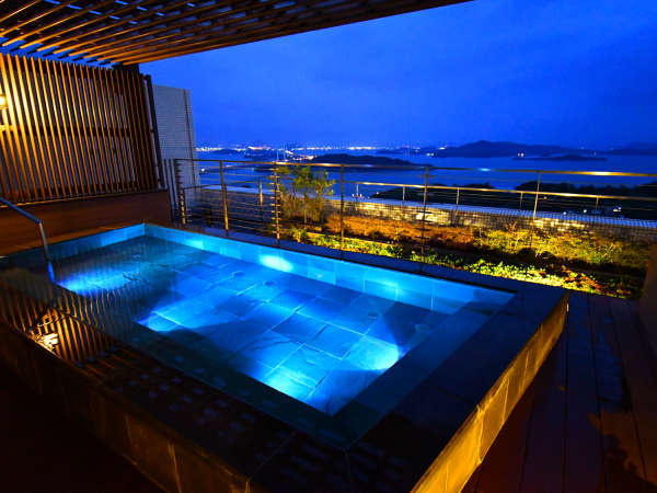 海抜120mの露天風呂・対岸に見える四国の夜景もご覧いただけます。