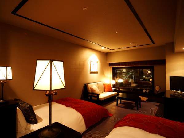 【デラックスツイン/33㎡】人気No.1の客室タイプ。デラックスツインは全室、函館山側の眺望です。