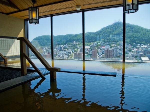【大浴場/内湯】男子浴場からは函館山の眺望。絶景を眺めながら温まる時間に。