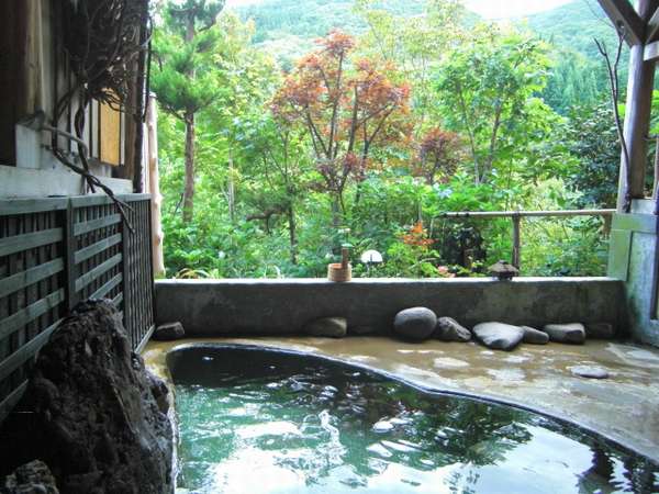 【旅館　松葉館】小安峡温泉で唯一渓谷側にある宿で四季折々の大自然を満喫