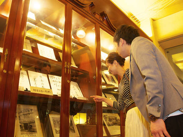 【ロビー展】当館の歴史の品々を展示しております。