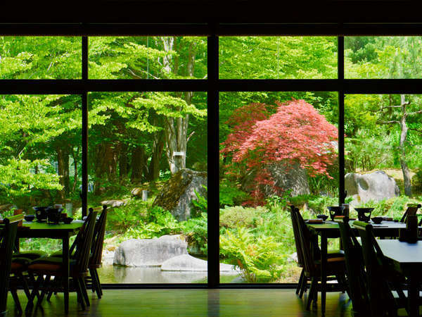 ダイニング旬香　新緑の庭園を眺めながらお食事をゆっくりとお召し上がり頂けます。
