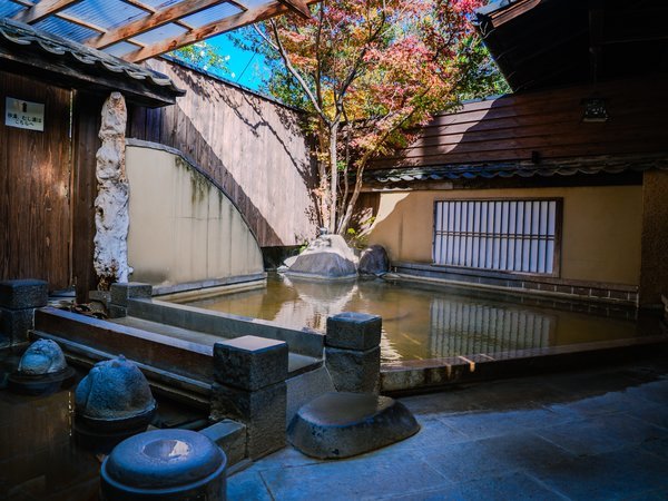 �����Ɩ؁X�̍ʂ�ɕ�܂��A�₷�炬�̘I�V���C