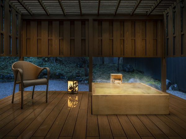 【1階客室】檜の露天風呂を設えた客室