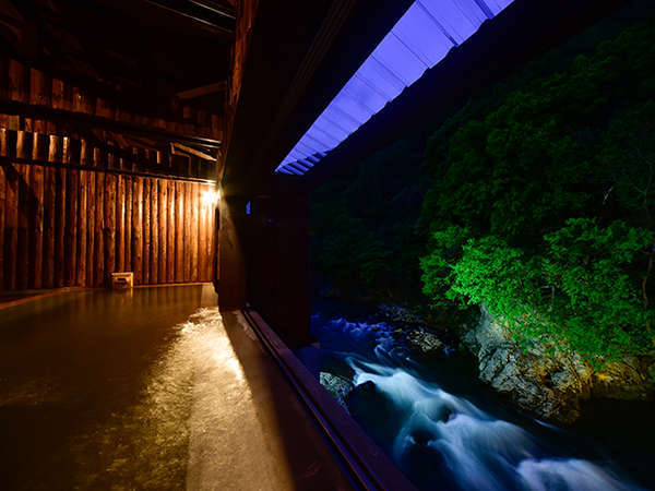 2015年4月オープン「せせらぎの湯　和」大きな開口から望む湯瀬渓谷の自然を存分に感じてください。