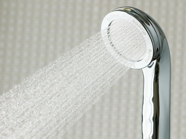 1ccあたり1億個の極小泡が肌の奥まで潤いを届け、シャワーの洗浄力、保湿力、保温力を高めます。