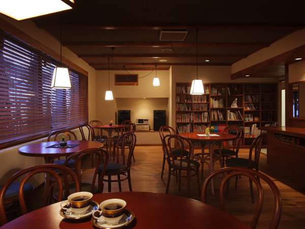 【談話室「朧」】高品質なオーディオとコーヒーや紅茶の無料サービス、図書コーナー併設、無線LANあり