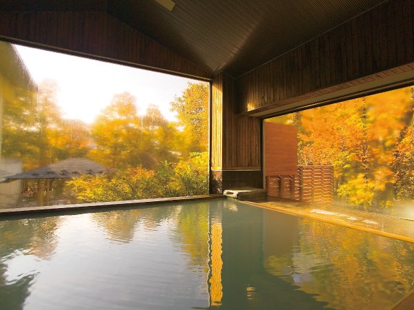 大浴場｜大きな窓から紅葉を望めます　　※例年10月中旬～11月上旬が見頃です