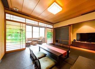【和洋モダンデザイン　52平米】三名以上のご家族にも快適の広々客室♪縁側からは【男鹿川】が望めます