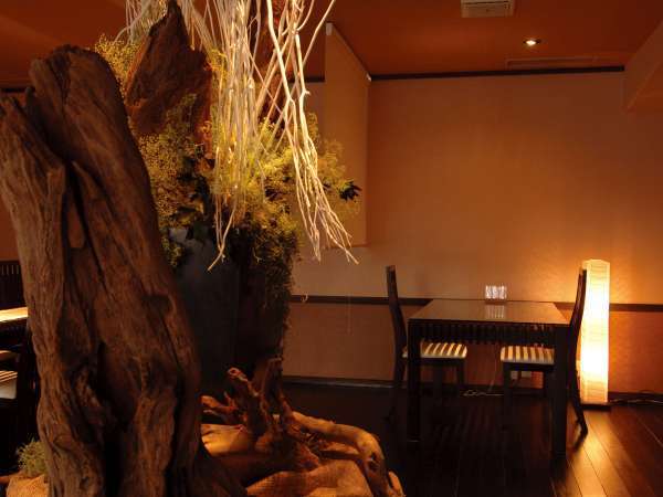 ◆レストランあららぎの間。落ち着いた雰囲気でお食事を。流木オブジェも素敵です。