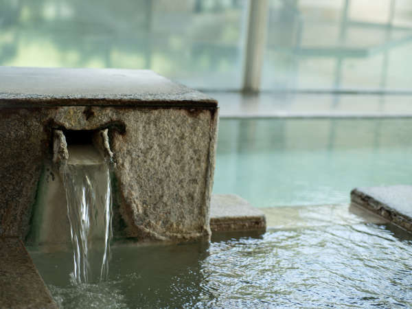 【強酸性の草津温泉】草津の温泉はPH2.08、1円玉を1週間で溶かす程の強い酸性です。