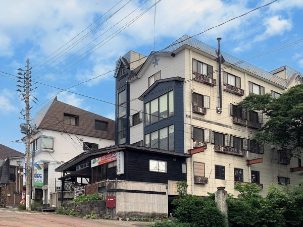 【外観】当館は赤倉温泉街の中心にあります。