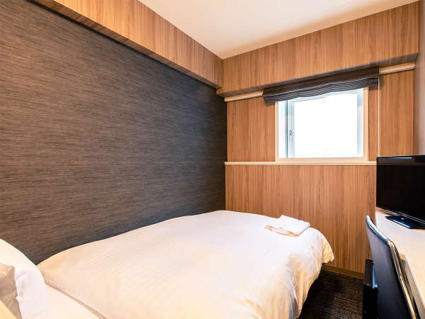 【スタンダードセミダブルルーム】14.6平米の客室に120cm幅のベッドを１台設置。