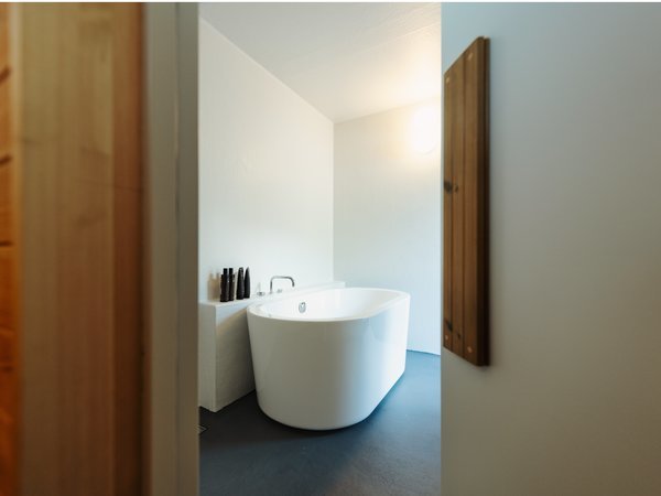 �^�C�j�[�z�e���A�q���T�E�i���̖ڂ̑O�Ƀo�X�^�u�ƃV�����[��T�E�i�������C���O�C���c�c�����B