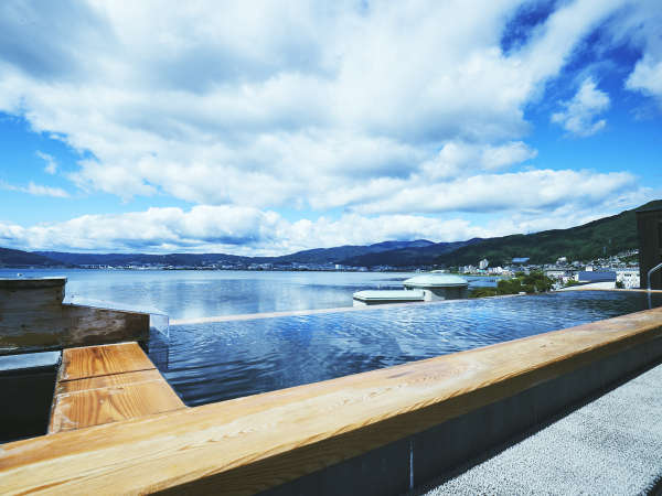 【展望露天風呂】露天風呂はあたたかい湯気が立ち、その中から見る諏訪湖が幻想的です。﻿ 