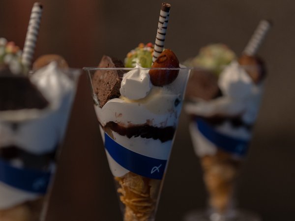 �\���g�j���M�C�ɓ��R�i����Ƃ��M�C�j�F�Y Parfait Bar