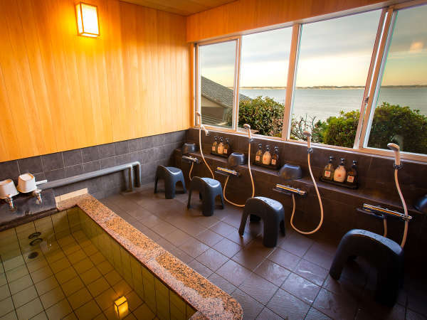 神秘の薬石麦飯石のお風呂を貸切でご利用いただけます。浜名湖一望を檜の香りとお楽しみください。