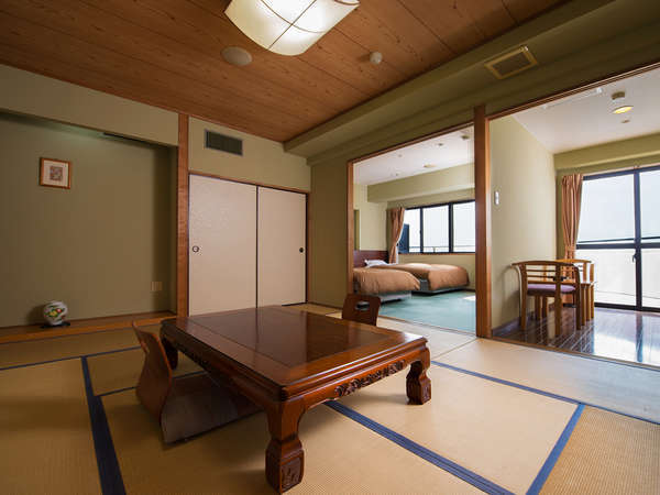 和洋室のお部屋。和室とベッドを2台設置した洋室、そしてちょっとお茶を飲めるスペースもございます。