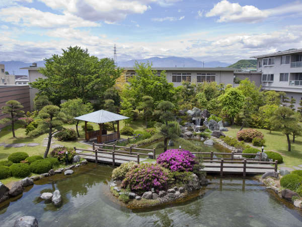 【中庭】池、橋、東屋、滝、季節の花…四季を通して楽しませてくれる当館自慢の庭園です