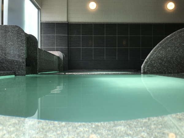 大浴場／草津のパワフルな温泉はお湯をしっかり揉んでからお入りください。柔らかいお湯あたりになります