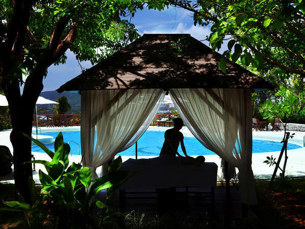 ココスパ：ガーデンヒーリング（夏季限定）プールサイドの専用カバナでのリラクゼーションマッサージ。