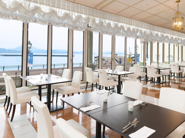 大村湾が望める開放的なレストラン「エクセルシオール」