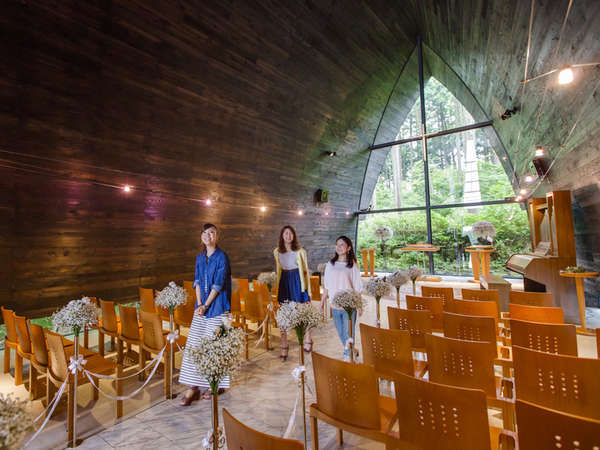 箱根の森高原教会チャペルの見学は無料。旅行がてらのプライベート結婚式にもおすすめ♪