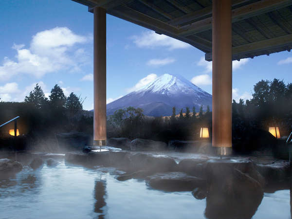 富士山を望む絶景露天！冬期は空気が澄み、景色をお楽しみいただくにもオススメな時期です。
