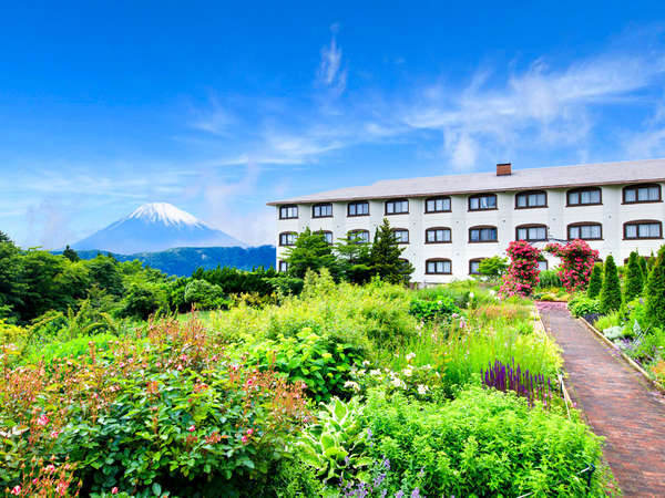 お天気の良い日は、ホテル敷地内でも富士山が望めます。ロマンスのガーデンで記念撮影★