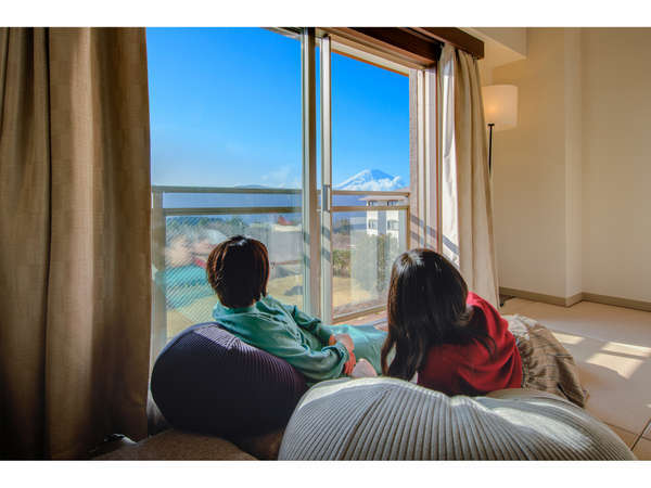 【富士見和洋室】部屋でごろ寝しながら富士山の景色が楽しめます◆普段とは一味違う時間の流れ方です