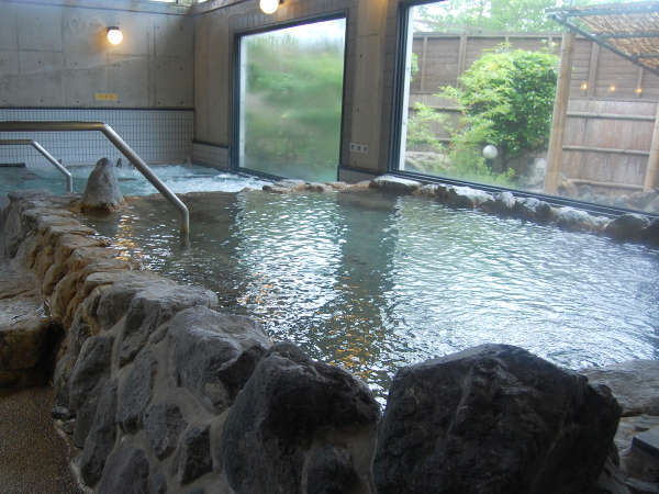 【大浴場】岩風呂風の浴槽で湯あみをお楽しみください