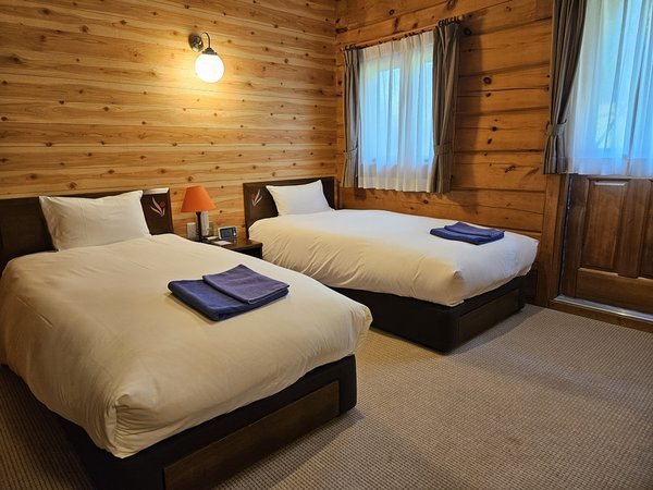 木のぬくもりが感じられるログ調洋室ツインルーム