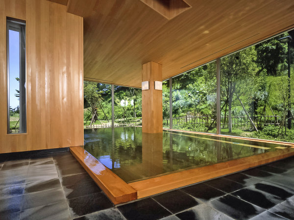 当館の自慢の大浴場は青森ヒバを贅沢に使用しております。