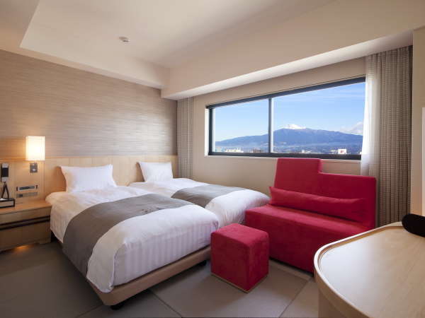 素足でくつろげる、畳にベッドの客室。≪このタイプは、愛鷹山を挟み富士山が見えます☆≫※一部客室のみ