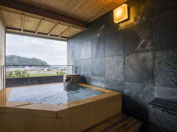 富士山を眺めながら温泉を満喫　46平米の露天風呂付客室