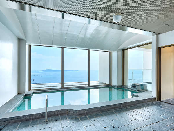 【最上階展望大浴場／11階】露天風呂付きの展望大浴場。