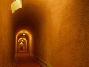 【浪漫のトンネル】本館と旅館棟を繋ぐトンネル。アニメモデルの1か所でもある
