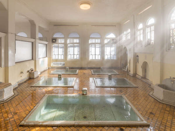 【元禄の湯】昭和5年建造。源泉100％かけ流し。アーチ型の窓が印象的なお風呂です。