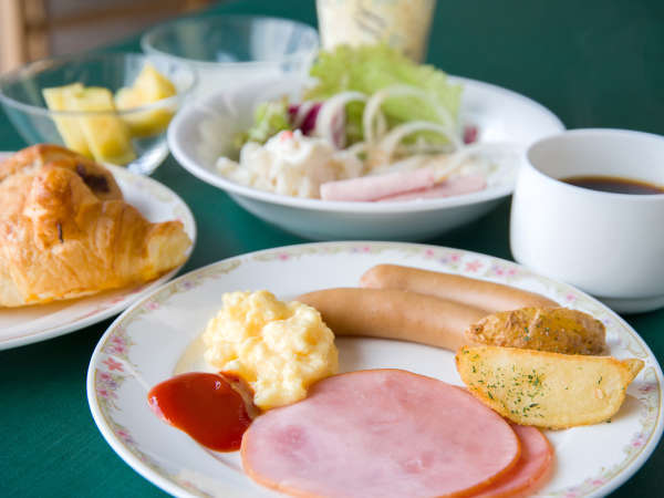和洋食を取り揃えたバイキングスタイルのご朝食