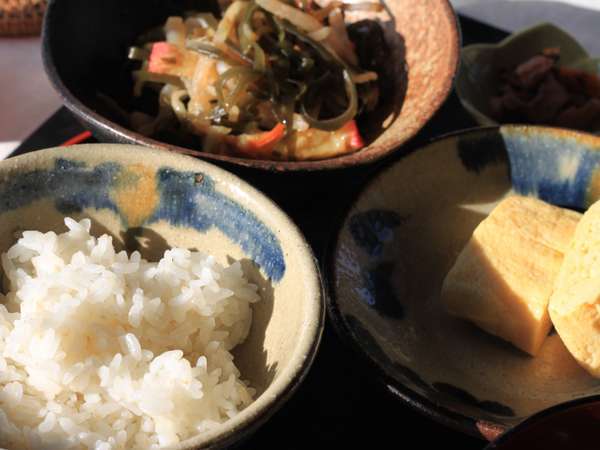 ニライナリゾート：沖縄のヤチムンで味わう和朝食