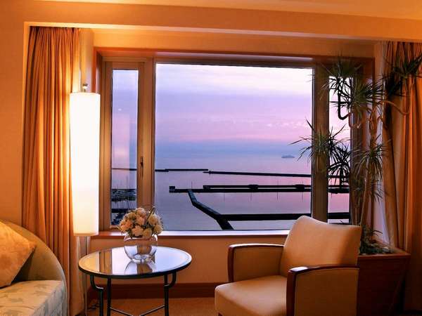 朝焼けの石狩湾の眺めはオーシャンビュールームならではの清々しい景色