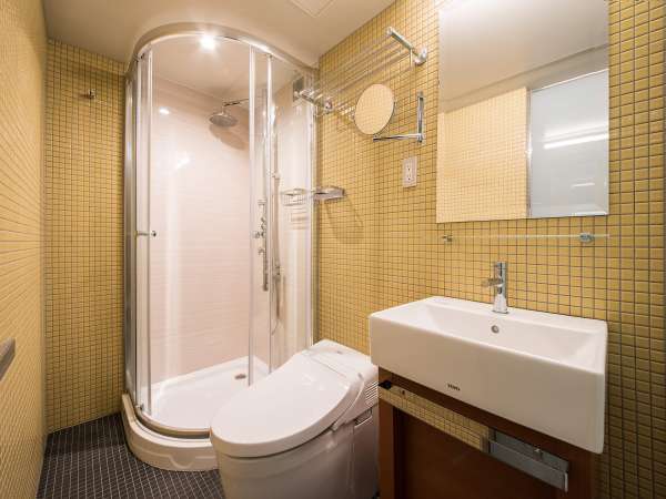 ＜バスルーム＞旅慣れたお客さまの旺盛な宿泊ニーズに対応する多機能シャワーブースを導入
