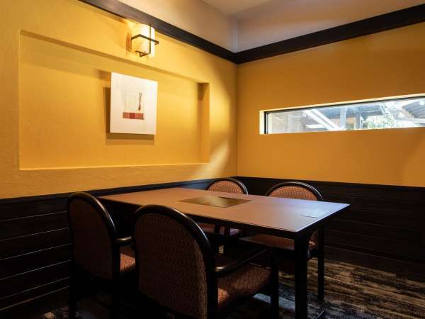 【お食事処】全テーブル半個室です。プライベートな空間でお食事をお楽しみ頂けます。　
