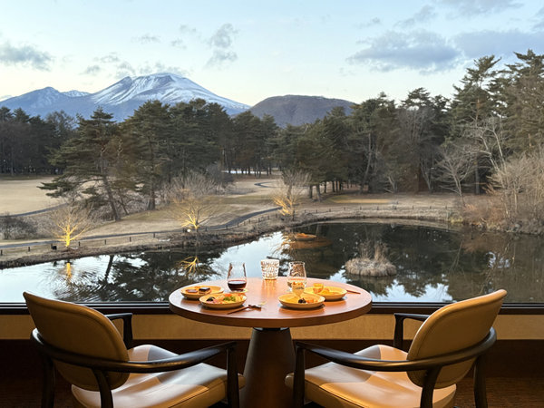 �y�G�O�[�N�e�B�u���E���W�z�ڂ̑O�ɍL����Y��Ȑ�ԎR�𒭂߂Ȃ���A�������Ɖ�b���y���߂�