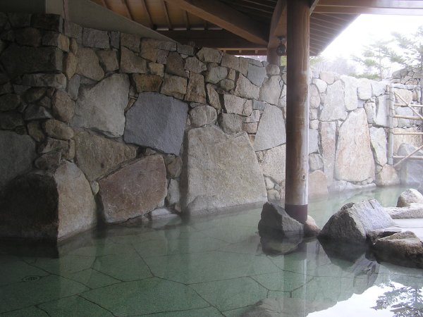 ●【露天風呂】開放的な露天風呂♪風を感じながら温泉浴を満喫。