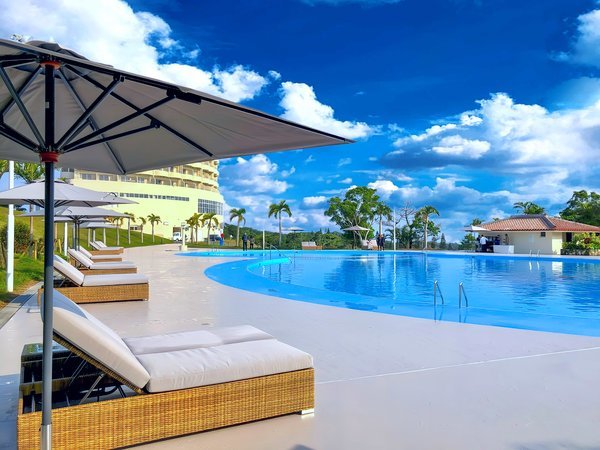 ANA�N���E���v���U���]�[�g���ꂤ��܃q���Y by IHG�F�v�[���T�C�h�ɂ̓p���\�������p�ӂ��Ă���܂�